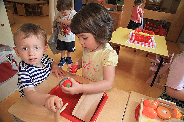 bambini che giocano nell'asilo nido bergamo